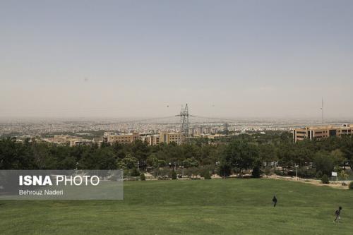 آسمان شرق و شمال اصفهان در محاصره ی گرد و خاک